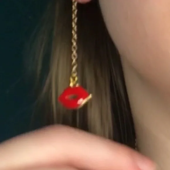 Kissy Lips dangly earrings. - Picture 5 of 9